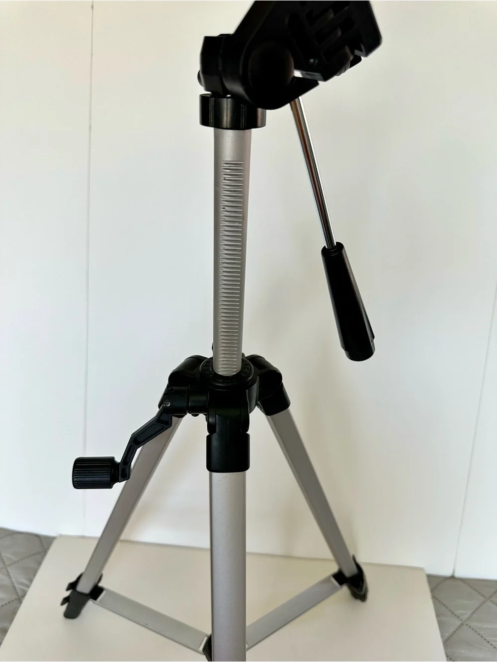 Dynex DX-NW080 Tripod w/case